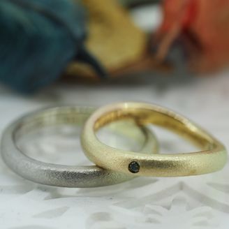 【AUROA(アウロア)】の口コミ お互いマットな質感が好みだったので、梨地加工で個性的ながらも落ち着きと...