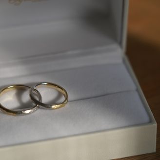 【 Oreficeria 高林(オレフィチェリーア タカバヤシ)】の口コミ ゴールドとプラチナの2面を楽しめるのがとてもいいです
また、槌目を半分...