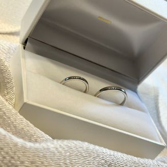 【1117(イチイチイチナナ)】の口コミ 普通はリング自体角をとった丸みのあるものが主流ですが、選んだものは少し...