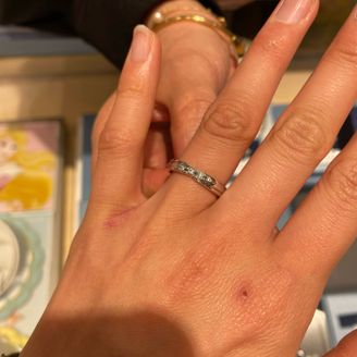 【ミルフローラ(Milluflora)】の口コミ ウェーブラインにキラキラのダイヤが詰め込まれており、キュートさと綺麗さ...