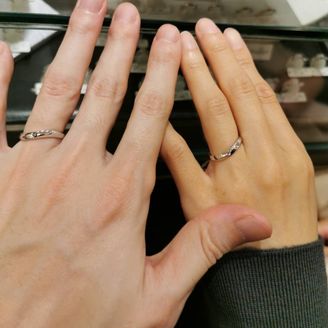 【アンジェリックフォセッテ(Angelique Fossette)】の口コミ 太めの指輪でメレダイヤ1粒のものを探しておりました。
こちらはウェーブ...