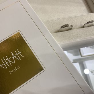 【AHKAH(アーカー)】の口コミ こちらのブランドは、シンプルでストレートな作りの指輪が多い中でも、パヴ...