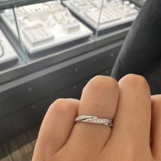 【ROYAL ASSCHER(ロイヤル・アッシャー)】の口コミ ・ダイヤモンドが3連で流れているデザインが珍しく惹かれました！デザイン...