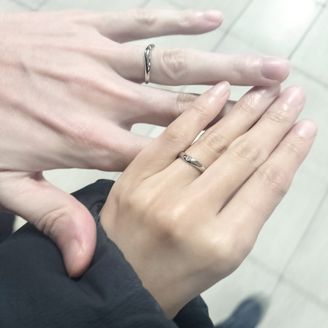 【SUEHIRO(スエヒロ)】の口コミ V字のリングが中々見つけられなかったのですが、こちらはお値段もお求めや...