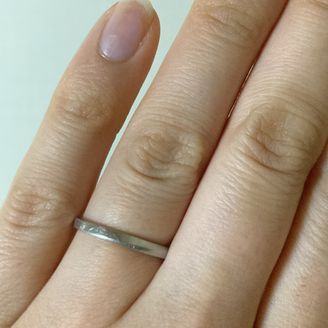 【Lienjoux(リアンジュ)】の口コミ 毎日つけられるようにシンプルなデザインの指輪にしました。カーブのあるデ...