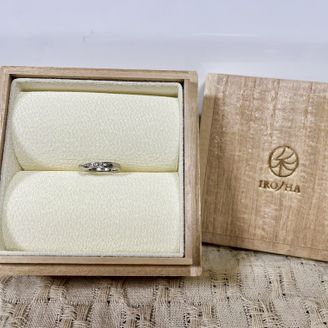 【彩乃瑞(IRONOHA)】の口コミ V字ラインの指輪となっていて、つけると指が長く綺麗に見せてくれます！決...