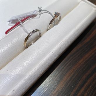 【MACHERIE(マシェリ)】の口コミ 婚約指輪は天の川という名前です。
ダイヤを引き立てつつも天の川のように...