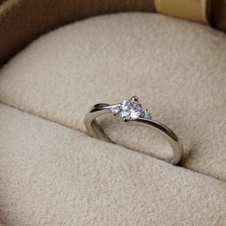 【COLANY(コラニー)】の口コミ セットリングになっているので、結婚指輪と合わせると統一感があるのでとて...