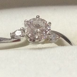 【Lacrima(ラクリマ)】の口コミ シンプルなデザインでいつ着用してもよさそうに思いました。
婚約指輪は着...