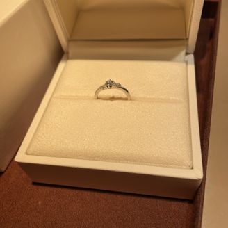【VIVAGE(ヴィヴァージュ)】の口コミ 彼女が喜ぶデザインで、ダイヤモンドがとても綺麗に映えるような形でした！...