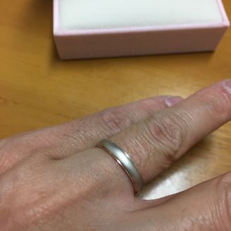 【Petit Marie(プチマリエ)】の口コミ 女性はバラの花束のモチーフ男性はシックに一輪バラの刻印を裏面にと言った...