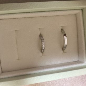 【Feerie Porte(フェーリー ポルテ)】の口コミ 素材と値段と品質が良かった。また、たまたまお互いの誕生石が内側に埋め込...