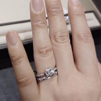 【DAMIANI(ダミアーニ)】の口コミ ボッチョーロの花びら部分にダイヤがあるものです。花びらにダイヤがないも...