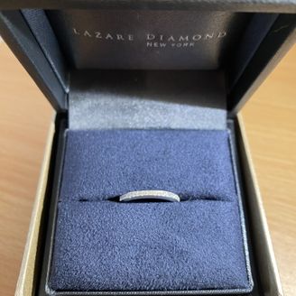 【ラザール ダイヤモンド【取扱店販売】】の口コミ ハーフエタの細身でダイヤモンドがキラキラと綺麗に輝きます。
付け心地も...