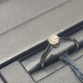 【ROYAL ASSCHER(ロイヤル・アッシャー)】の口コミ 何よりダイヤモンドの輝きが白く美しいのが一番でした。また、デザインはシ...