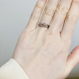 【HOSHI no SUNA 星の砂(ほしのすな)】の口コミ 婚約指輪と結婚指輪を一緒に着用した時に、指が綺麗に見えるデザインが気に...