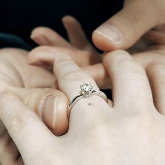 【HOSHI no SUNA 星の砂(ほしのすな)】の口コミ 飽きのこないシンプルなストレートの指輪です。
石座にある6つのダイヤに...