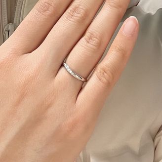 【1122 iifuufu bridal(いい夫婦ブライダル)】の口コミ エレガントな雰囲気の指輪だと思います。形がウェーブなので、指の形が綺麗...