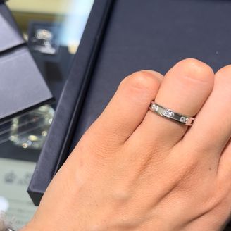 【ROYAL ASSCHER(ロイヤル・アッシャー)】の口コミ 幅が広くスタイリッシュで個性的なデザインの指輪です。結婚指輪ですが、一...