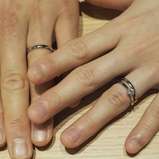 【彩乃瑞(IRONOHA)】の口コミ 妻の婚約指輪と結婚指輪の重ね付けを考えた時に、シンプルな物が良いと言う...