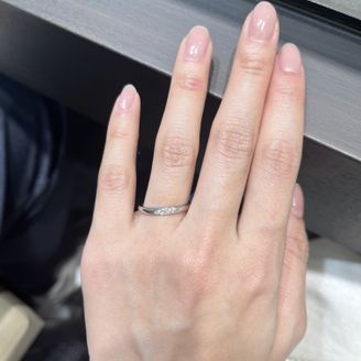 【ROYAL ASSCHER(ロイヤル・アッシャー)】の口コミ シンプルな形でメレダイヤが少し入っているもの、という条件で探していまし...