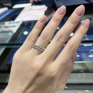 【ROYAL ASSCHER(ロイヤル・アッシャー)】の口コミ ストレートの結婚指輪と決めていたので、婚約指輪についても重ね付けしてし...