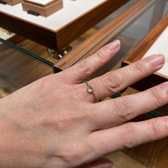 【ヒーミー(himie)】の口コミ 個性的なデザイン、素材使いがとても魅力的です。
ダイヤが配置されている...