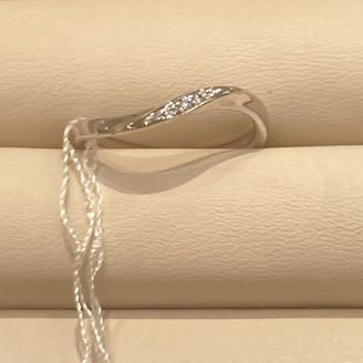 【FISS(フィス)】の口コミ 指輪の形について、V字か斜めか迷っていました。実際に店舗で試着してみる...