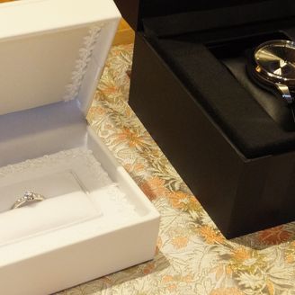 【日本ダイヤモンド貿易】の口コミ 0.3カラット以上のメインのダイヤモンドの左右に、パヴェダイヤがついた...