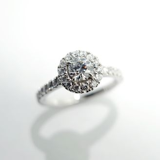 【TRÉSOR(トレゾール)】の口コミ センターのダイヤを小さなダイヤが囲むデザインになっており、よりダイヤが...