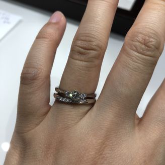 【ラザール ダイヤモンド【取扱店販売】】の口コミ 婚約指輪と結婚指輪の重ね付けをしたいと考えており、重ねて試着しました。...