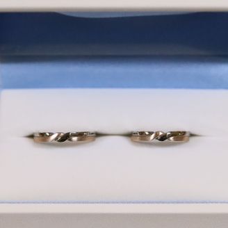 【SommJewelry(ソムジュエリー)】の口コミ ギメルリングといって2素材が重なり合った知恵の輪のようなリング。双子リ...