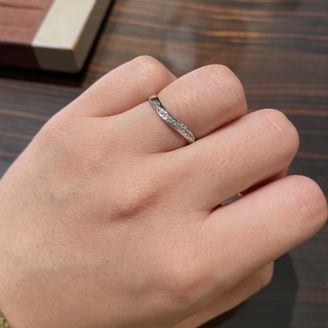 【彩乃瑞(IRONOHA)】の口コミ デザインがSで、ダイヤモンドが斜めに入っており、つけた時の指馴染みがよ...