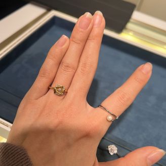 【ピアジェ(PIAGET)】の口コミ ピアジェローズというバラをモチーフにしたデザインです。お花のデザインの...