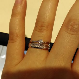 【MISS MONT ROND(ミスモントロンド)】の口コミ 本当はゴールドが良かったのですが、この婚約指輪のデザインに一目惚れしま...