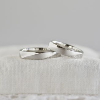 【hitotsuchi(ヒトツチ)】の口コミ セミオーダーでリング上面をマット（ホーニング加工）で、その他の部分は鏡...