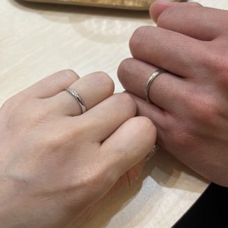 【&tique(アンティック)】の口コミ 私の方は斜めに綺麗にキラキラが入ってて
旦那さんの指輪はつや消し加工と...