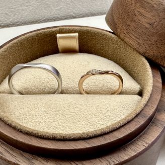 【COLANY(コラニー)】の口コミ 旦那は、男らしい手が特徴だったので太めのデザインの指輪を選ぶことにしま...