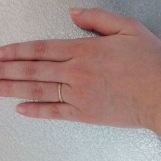 【天久加工所】の口コミ 小さいダイヤモンドですが、かなりの数があしらわれていてキラキラと綺麗で...