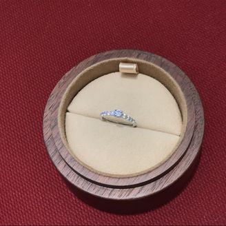 【COLANY(コラニー)】の口コミ 彼と一緒に選びました。
シンプルな婚約指輪よりも出かけるときにも結婚指...