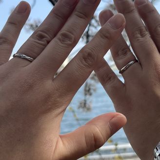 【Grace anniversary design(旧Grand blue)】の口コミ 普段使いに馴染んで素敵なデザインです。結婚指輪をつけたくなかった夫も実...