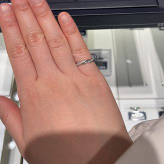 【ROYAL ASSCHER(ロイヤル・アッシャー)】の口コミ プラチナ950とダイヤモンドが流れるようなデザインの指輪です。ストレー...