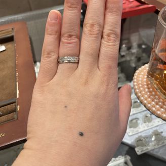 【アンジェリックフォセッテ(Angelique Fossette)】の口コミ 幅広のデザインで結婚指輪を探しており、広告で見つけたため来店しました。...