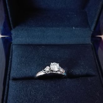 【Mellerio dits Meller】の口コミ 婚約指輪は、自分で選ばずに主人に選んでもらいました。主人いわく、お店が...