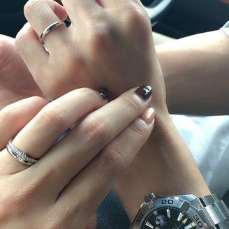 【ROYAL ASSCHER(ロイヤル・アッシャー)】の口コミ 日常でも邪魔にならず婚約指輪と重ね着けてしてぴったりと綺麗なスタイルに...