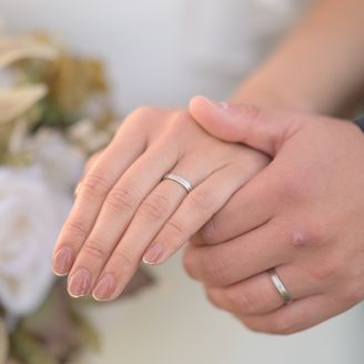 【acredo(アクレード)】の口コミ 私たちは、立体的になっていてつけているときに他の指にあたるのが苦手だっ...