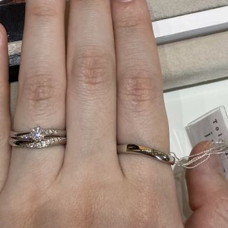 【Toi-lueur(トワル)】の口コミ 自分の指の形に合うウェーブデザインであり、とてもダイヤの輝きがきれいで...