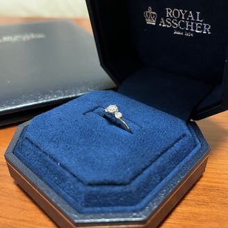 【ROYAL ASSCHER(ロイヤル・アッシャー)】の口コミ 旦那さんがサプライズでプロポーズしてくれた際にもらいました。指輪のデザ...