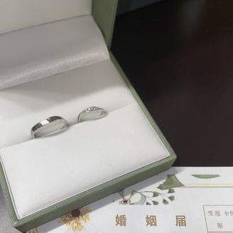 【LAPAGE(ラパージュ)】の口コミ うねりの効いたデザイン、尚且つストーンが少し入ってるデザインが良くて探...