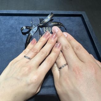 【ハリー・ウィンストン(Harry Winston)】の口コミ 指輪のデザインはダイヤいっぱいのものかすごく迷いましたが、結婚指輪らし...